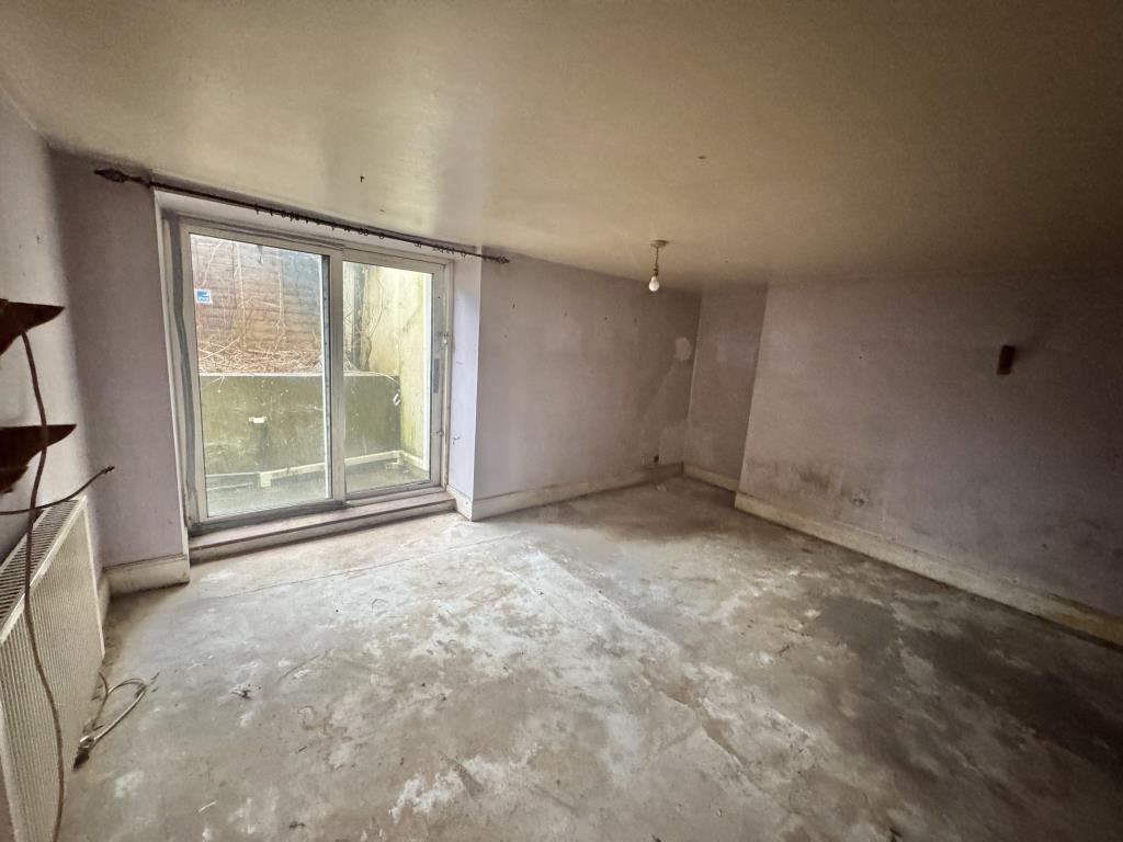 Lot: 104 - FLAT FOR IMPROVEMENT - Living Area